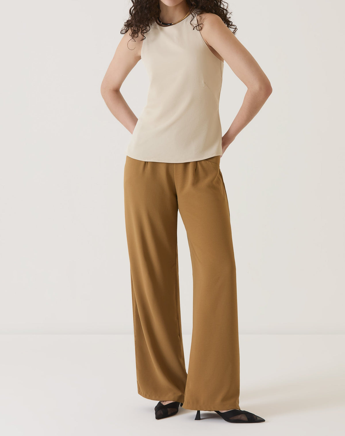 BLUSA SEM MANGAS DE CREPE - AREIA