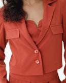 BLAZER CROPPED COM BOLSOS ALFAIATARIA - MARROM