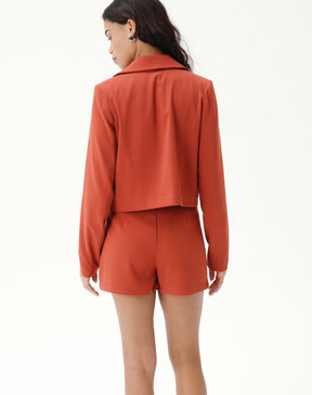 BLAZER CROPPED COM BOLSOS ALFAIATARIA - MARROM