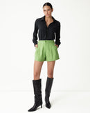 SHORTS CURTO COM VINCOS - VERDE