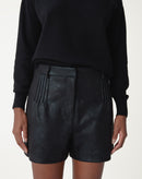SHORTS COM PREGAS METALIZADO - PRETO