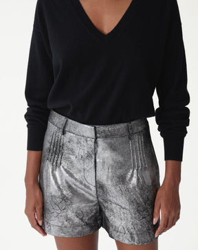 SHORTS COM PREGAS METALIZADO - PRATA