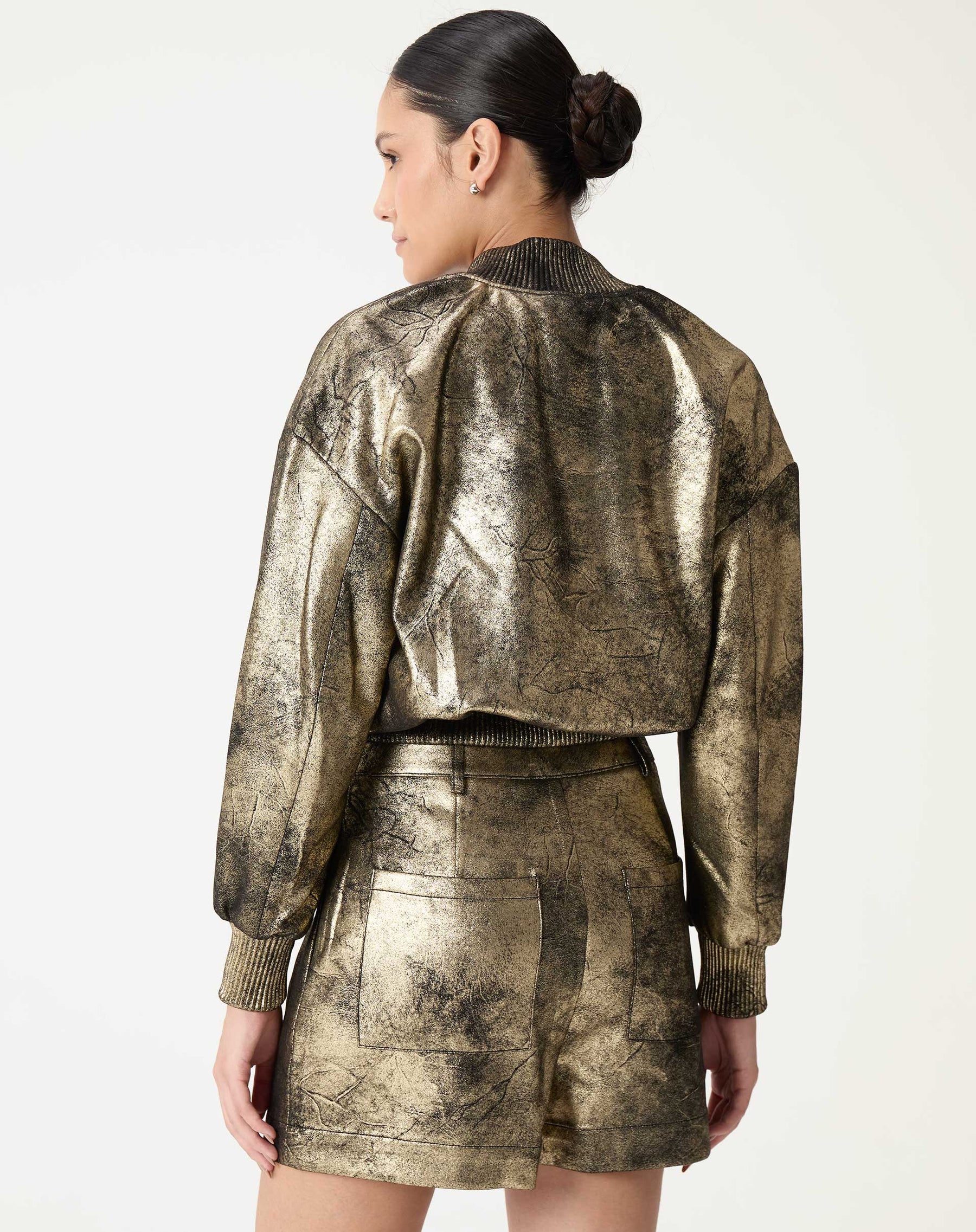 SHORTS COM PREGAS METALIZADO - DOURADO