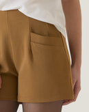 SHORTS COM PENCE DE ALFAIATARIA - MARROM