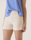 SHORT COM BOLSOS EMBUTIDOS - MANTEIGA