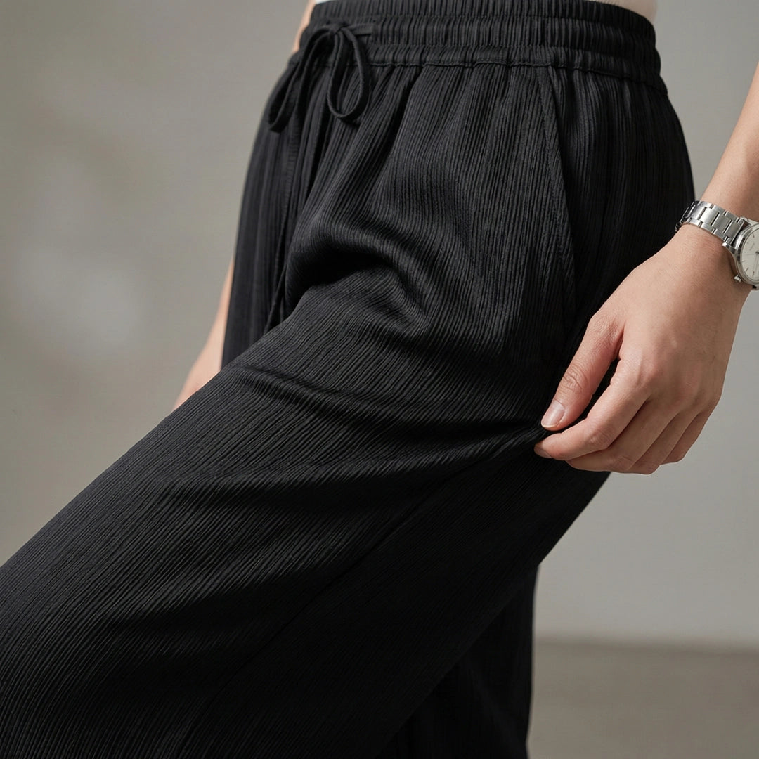 [Leve 4, Pague Só 2!] Calça Nara Feminina em Seda Ice, Viscose Premium de Alta Fluidez com Textura Micro-Plissada