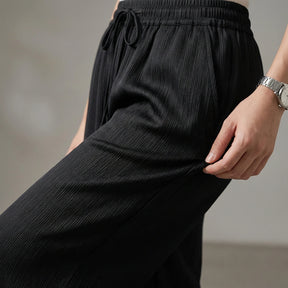 [Leve 4, Pague Só 2!] Calça Nara Feminina em Seda Ice, Viscose Premium de Alta Fluidez com Textura Micro-Plissada