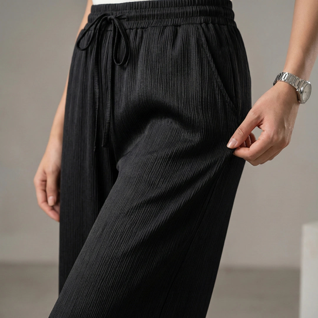 [Leve 4, Pague Só 2!] Calça Nara Feminina em Seda Ice, Viscose Premium de Alta Fluidez com Textura Micro-Plissada