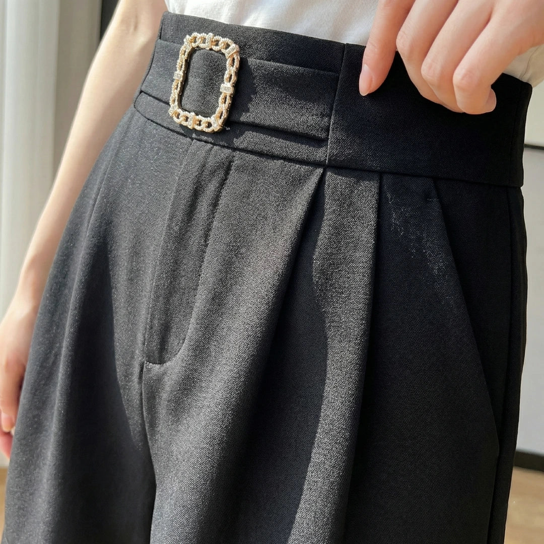 [Leve 6, Pague Só 3] Short Lunara Feminino em Crepe Seda Gelo, Rayon e Elastano de Cintura Alta com Fivela de Strass