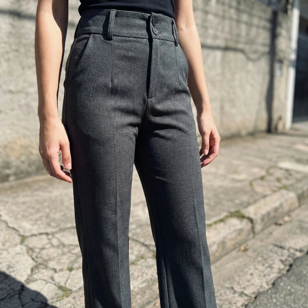 [Leve 4, Pague Só 2] Calça Dalina Feminina em Spandex, Poliéster e Elastano de Cintura Alta com Fechamento em Botões Duplos