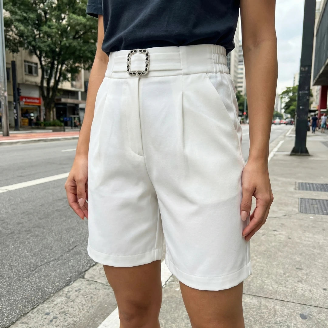 [Leve 6, Pague Só 3] Short Lunara Feminino em Crepe Seda Gelo, Rayon e Elastano de Cintura Alta com Fivela de Strass