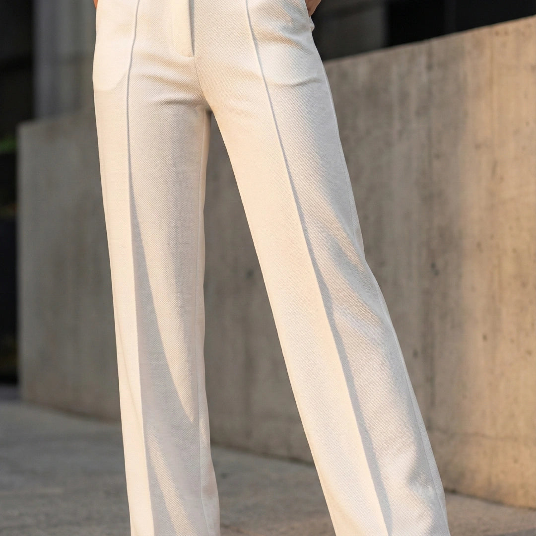 [Leve 6, Pague Só 3!] Calça Feminina Naira em Malha Piquet Texturizada e Viscose com Elastano de Toque Macio com Vinco Frontal Estruturado